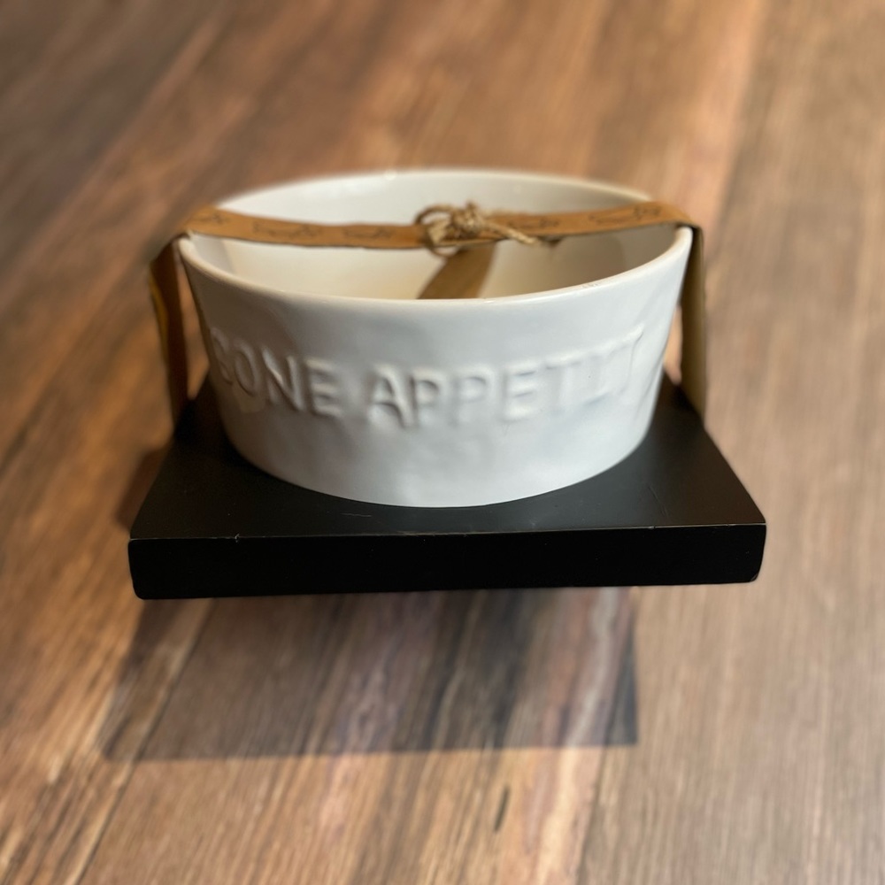 Stoneware “Bone appétit.” Bowl w/stand